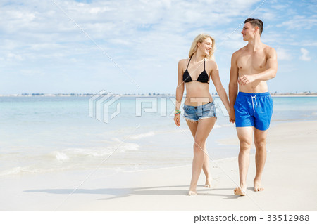 Romantic young couple on the beach 33512988