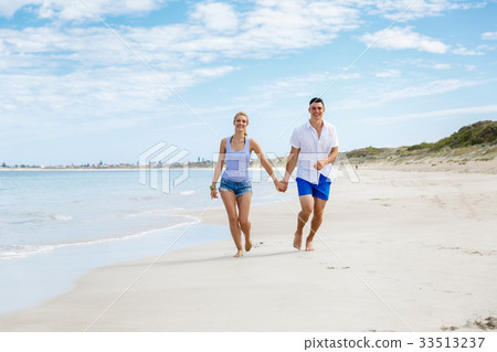 Romantic young couple on the beach 33513237