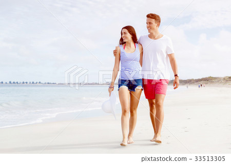 Romantic young couple on the beach 33513305