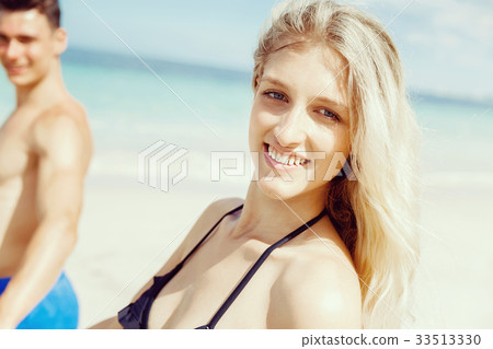 Romantic young couple on the beach 33513330