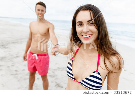 Romantic young couple on the beach Romantic young couple on the beach 33513672