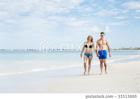 Romantic young couple on the beach Romantic young couple on the beach 33513800