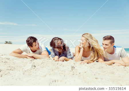 Company of young people on the beach 33515614