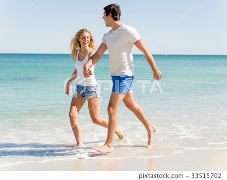 Romantic young couple on the beach 33515702