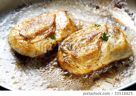 Teppan-grilled chicken 33518825