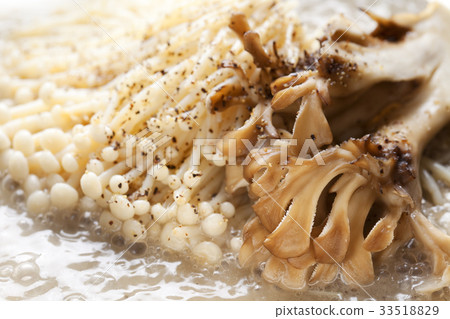 Stir-fried enoki and shimeji butter 33518829