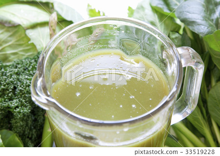 榨汁機和綠色黃色蔬菜 33519228