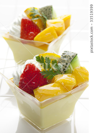 Fruit Cupcake 33519399