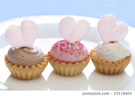 Heart cupcake Heart cupcake 33519403