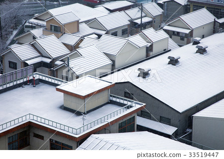 工廠和房屋的降雪 33519447