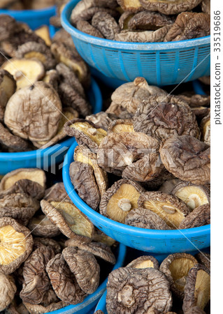 Dried Shiitake mushroom for sale at a stall 33519686