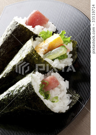 Hand rolled sushi 33519714