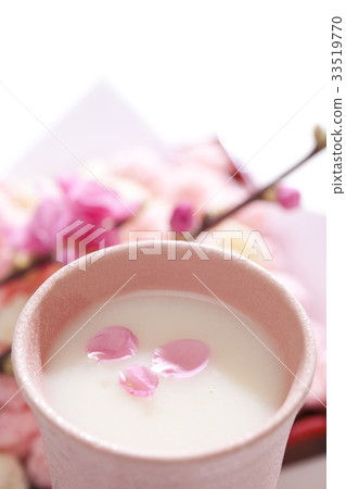 Peach blossom and sweet sake 33519770