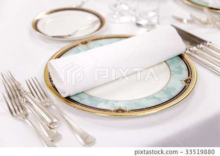 Western tableware lined up 33519880