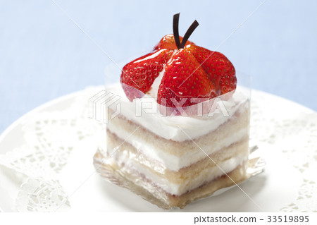 Strawberry cake 33519895