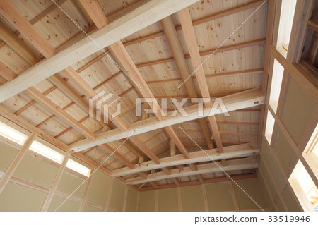 在一個木房子裡面建設中 33519946