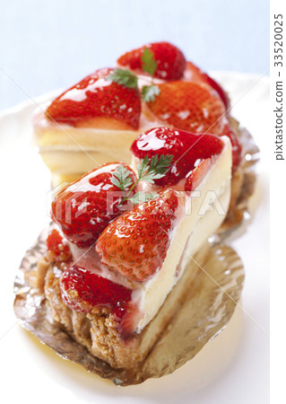 Strawberry pudding cake 33520025