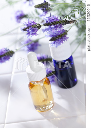 Aroma bottle and lavender Aroma bottle and lavender 33520046