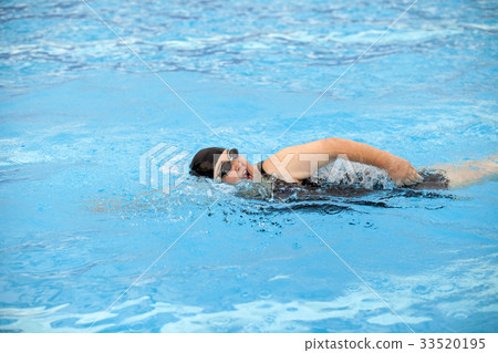 飲食游泳的中年婦女 飲食游泳的中年婦女 33520195