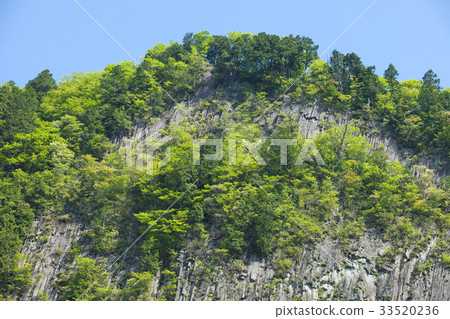 新鮮的綠色奈良村莊海角風岩石 新鮮的綠色奈良村莊海角風岩石 33520236