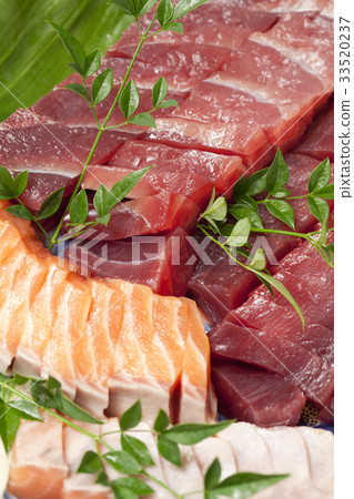 Tuna and salmon sashimi Tuna and salmon sashimi 33520237