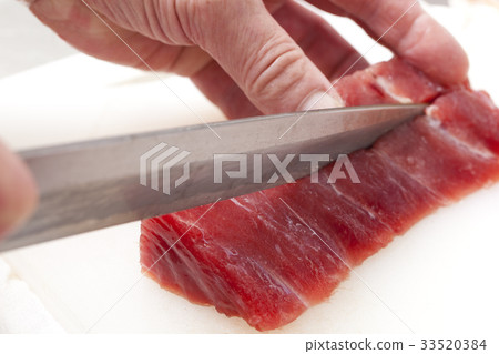 To cut tuna To cut tuna 33520384