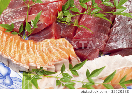 Tuna and salmon sashimi 33520388