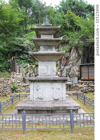 The three-storied pagoda of gold dust temple, Goddessa, Treasure No. 945, gold mine, Nakan-eup castle, Suncheon city, Jeollanam-do 33523998