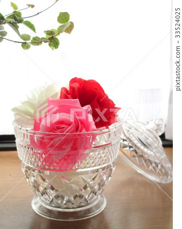 Rose flower arrangement decorated on the bay window 33524025