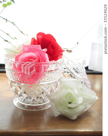 Rose flower arrangement decorated on the bay window 33524029