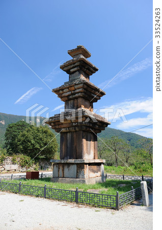 Gangjin Three-storied stone pagoda of Wonnam (Treasure No. 298), Gangjin-gun, Jeonnam 33524263