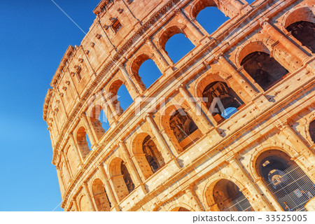 Beautiful landscape of the Colosseum in Rome 33525005