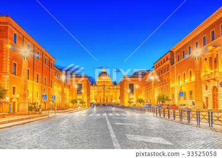 St. Peter's Square and St. Peter's Basilica 33525058