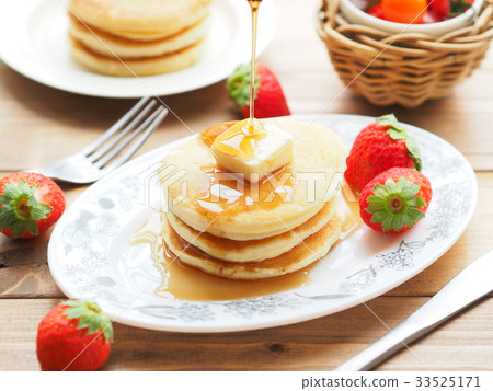 Add syrup to pancake 33525171