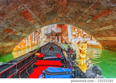 Views of the most beautiful channels of Venice 33525285