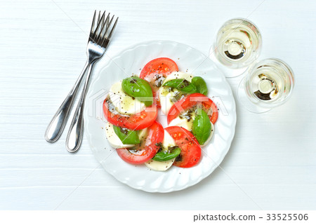 注意：酒杯和白板上會留下小垃圾和修飾痕跡。 Caprese，意大利開胃菜。 33525506