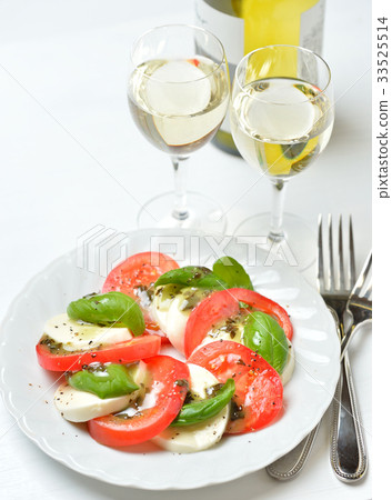 注意：酒杯和白板上會留下小垃圾和修飾痕跡。 Caprese，意大利開胃菜。 33525514