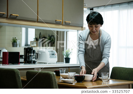 Woman housewife housework 33525707