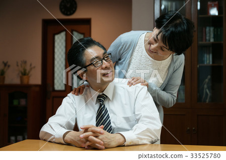 Couple good friend home 33525780