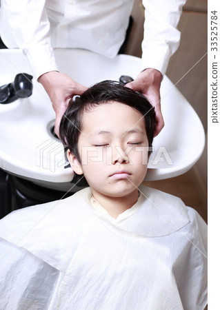 Child to get shampoo 33525784