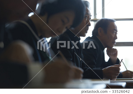 Senior lifelong learning image Senior lifelong learning image 33526042