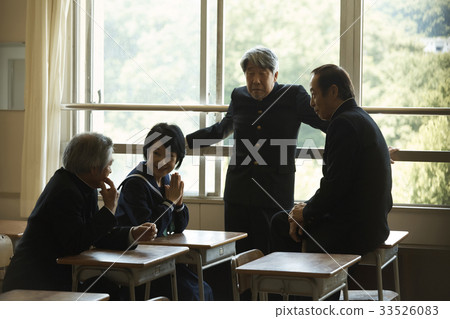 資深朋友聚集在教室裡 33526083