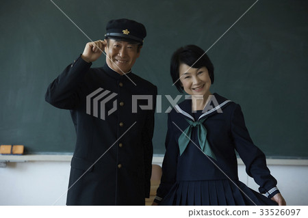 在製服的年長夫婦 33526097