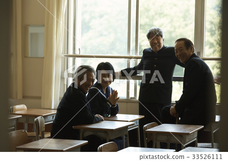 Senior alumni gathered in the classroom 33526111