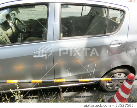 Paint splashed in car 33527595