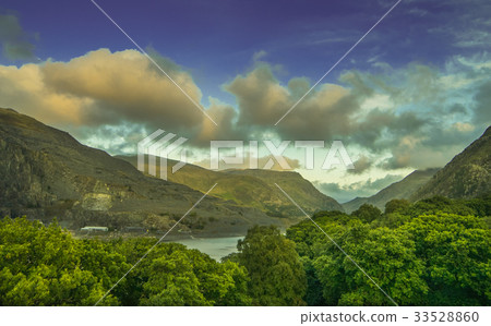 Beautiful landscape of Snowdonia National Park 33528860