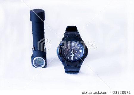 The clock shows half past six. The clock shows half past six. 33528971