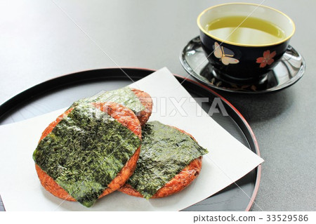Nori rice crackers and tea 33529586