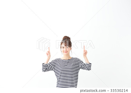 A young woman (pointing) 33530214