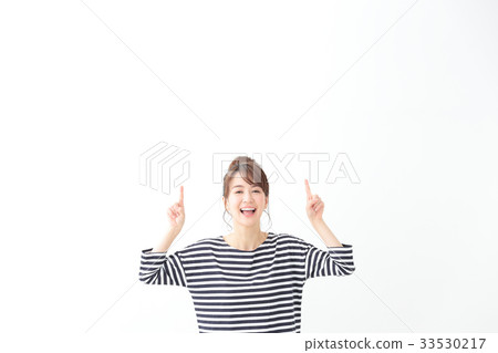 A young woman (pointing) 33530217